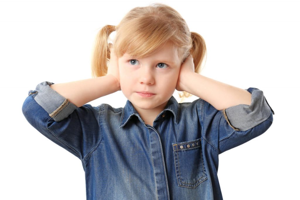 Bolesť ucha u detí, dieťa si zakrýva uši