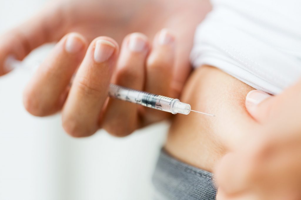 Cukrovka - liečba (inzulín podaný injekčne do brucha)