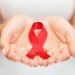 Červená stužka ako symbol povedomia o AIDS