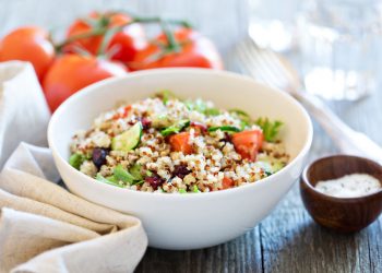 Zeleninový quinoa šalát s avokádom - vegetarianske jedlá (zeleninové recepty)