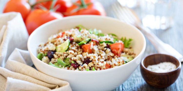 Zeleninový quinoa šalát s avokádom - vegetarianske jedlá (zeleninové recepty)